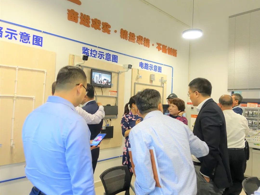 吴秀芳总经理带领与会人员参观金辉物业华南公司工程实训室
